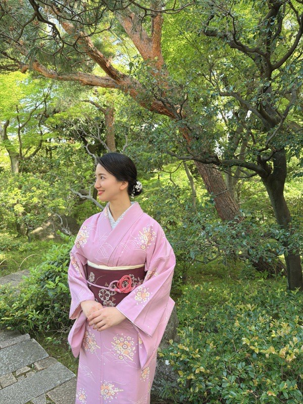 日本庭園で夏着物を楽しむ女性