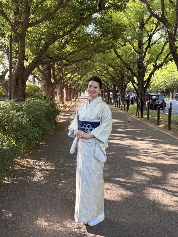 銀杏並木で着物姿の女性