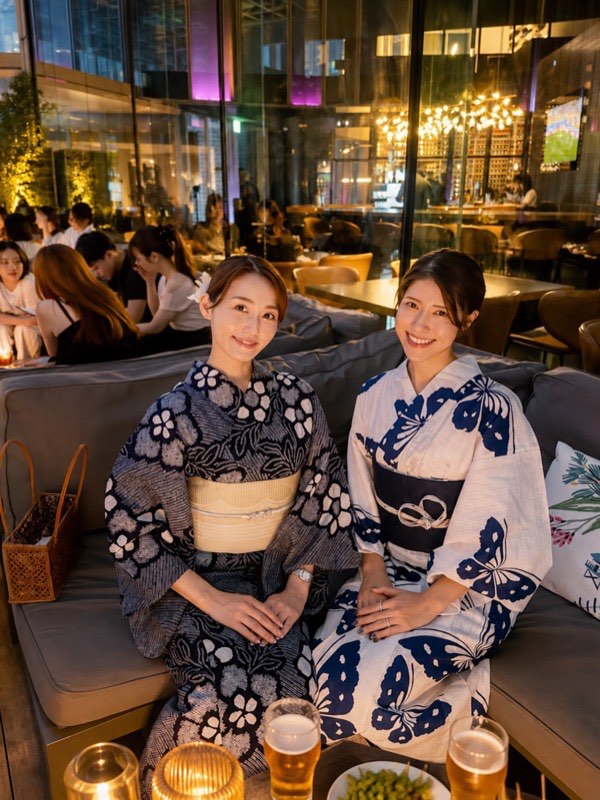 浴衣姿でビアガーデンを楽しむ女性たち