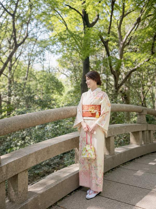 明治神宮で着物姿の女性